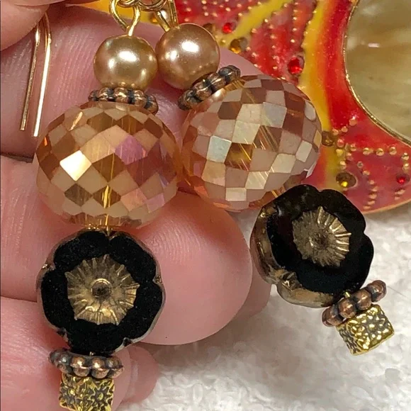 ⭐️🎈stunning European flavor earrings amber colors and gold/black accents - Picture 5 of 12